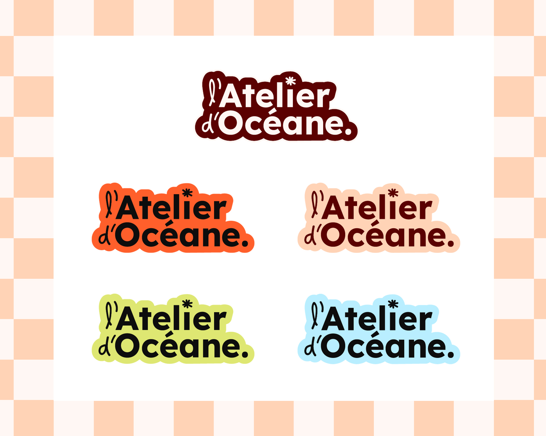 Planche sur fond blanc avec une bordure à carreaux beige. Cinq versions du logo « l’Atelier d’Océane » sont disposées en grille : une en haut (bordeaux sur blanc) et quatre en bas avec aplats orange, beige, vert clair et bleu clair.