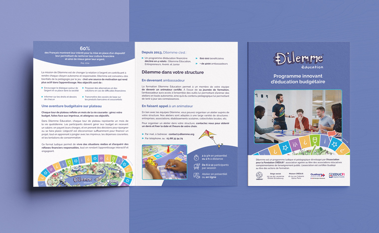 Flyer imprimée « Dilemme Éducation » posée sur un fond bleu. À gauche, la double page intérieure ouverte avec du texte et une illustration de plateau de jeu en bas. À droite, la couverture avec le titre « Programme innovant d’éducation budgétaire » et une photo d’un atelier.