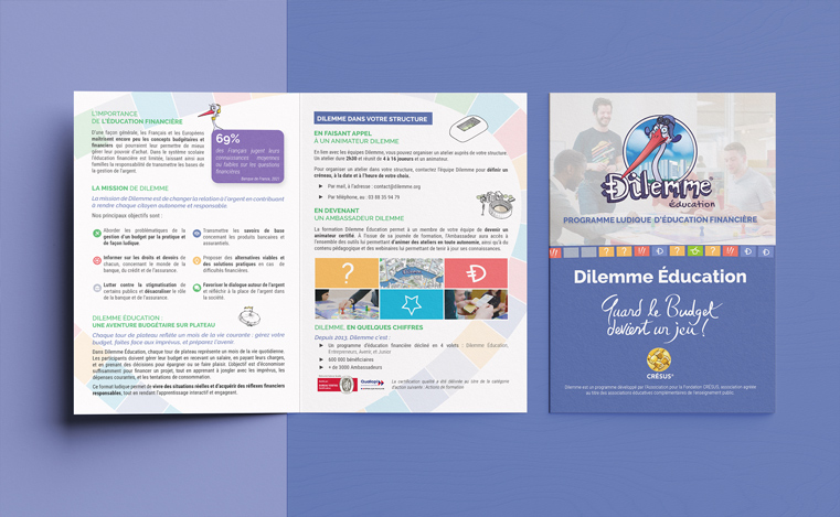 flyer « Dilemme Éducation » posée sur un fond bleu. À gauche, la double page intérieure ouverte avec des blocs de texte, des pictogrammes et des encadrés colorés. À droite, la couverture avec le titre « Dilemme Éducation » et la phrase « Quand le budget devient un jeu ! », sur une photo de personnes en atelier.