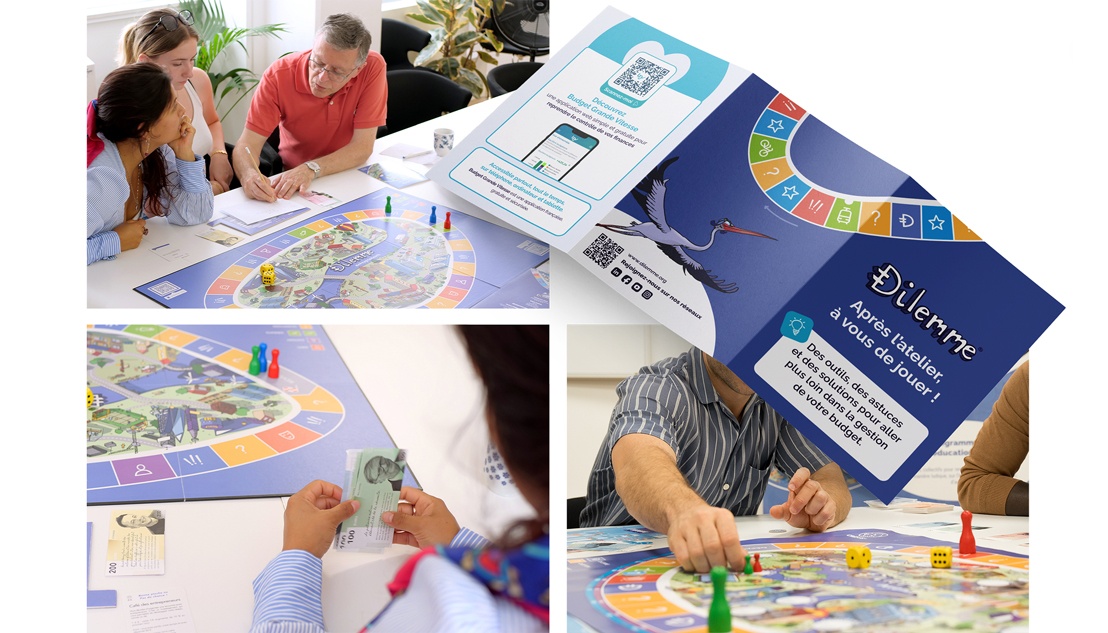 Photo d’un flyer « Dilemme » tenue au-dessus d’une table. Sur la couverture bleue, on lit « Dilemme » et « Après l’atelier, à vous de jouer ! », avec une illustration d’oiseau et une bande de cases colorées. En bas, on voit trois personnes autour d’un plateau de jeu avec des pions et un dé jaune.