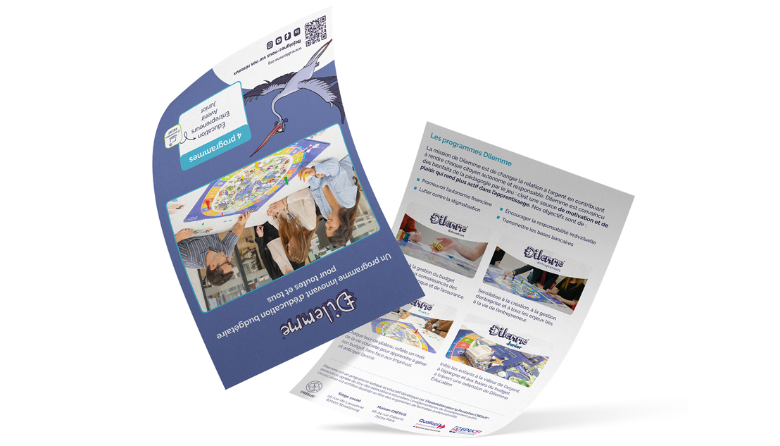 Photo de deux documents imprimés « Dilemme » : une brochure bleue posée en biais, à l’envers avec une photo d’atelier sur la couverture, et un dépliant ouvert à droite avec le titre « Les programmes Dilemme », du texte et plusieurs petites photos.