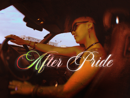 Personne assise au volant d’une voiture, éclairée par une lumière chaude, avec le texte « After Pride » inscrit en typographie cursive au centre de l’image.